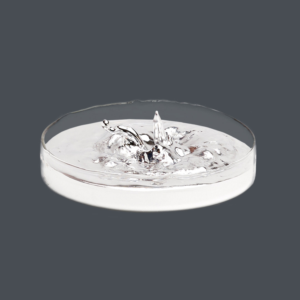 Technologiemetall Gallium auf grauen Hintergrund