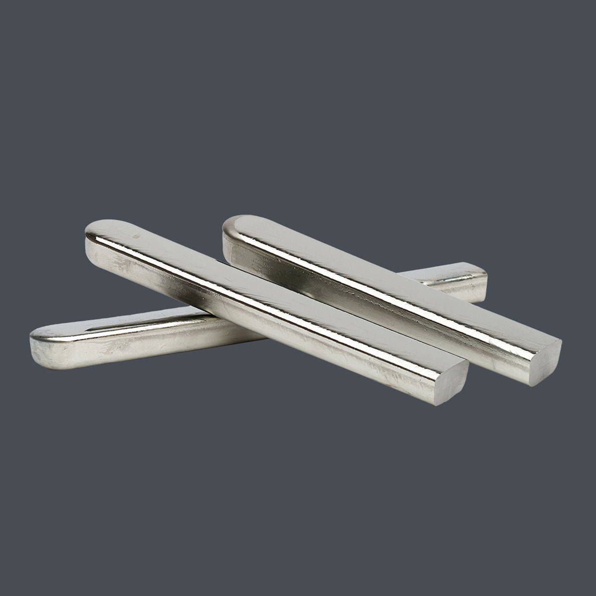 Technologiemetall Germanium auf grauen Hintergrund