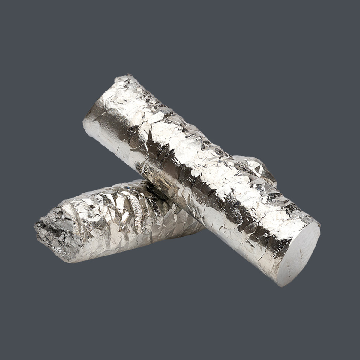 Technologiemetall Hafnium auf grauen Hintergrund