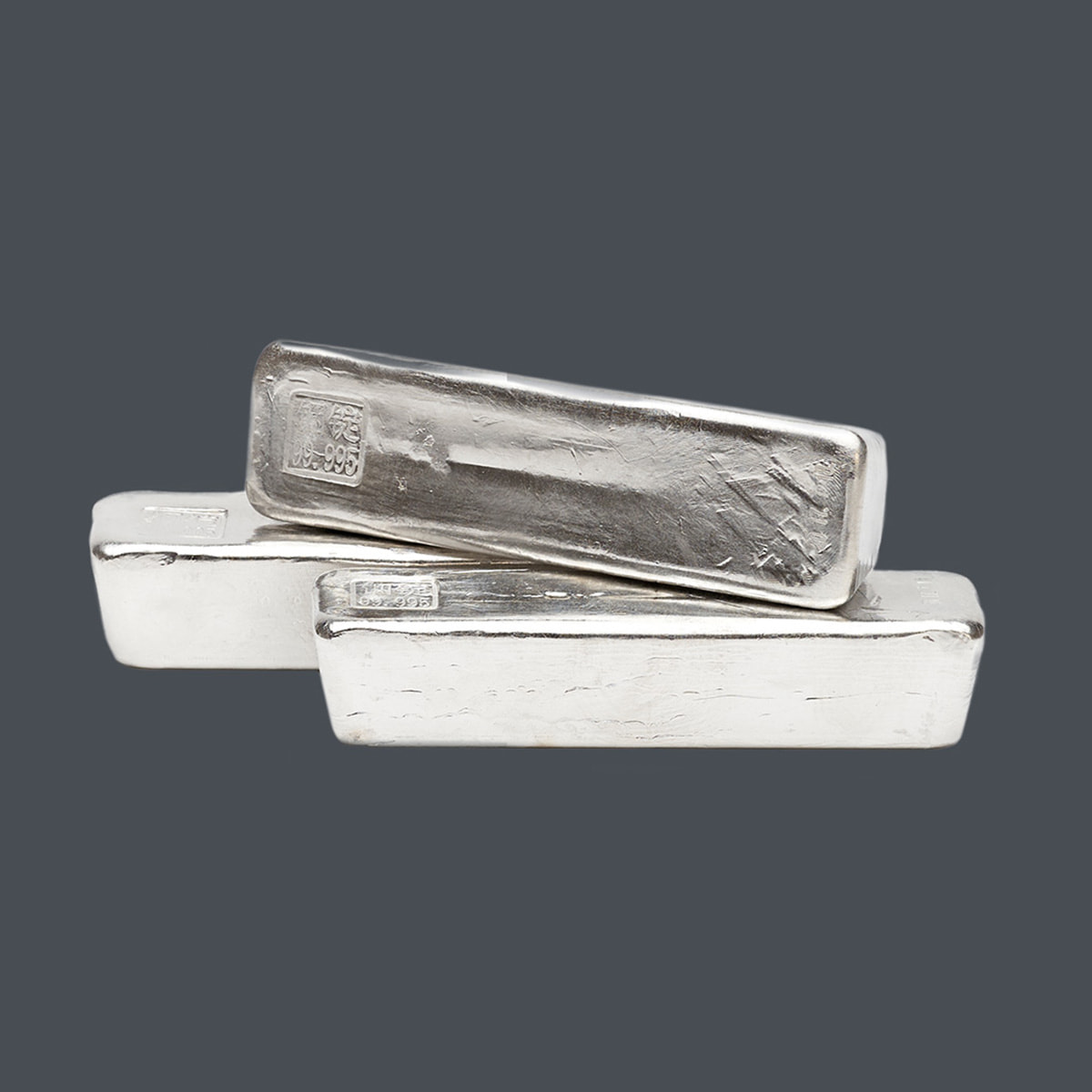 Technologiemetall Indium auf grauen Hintergrund