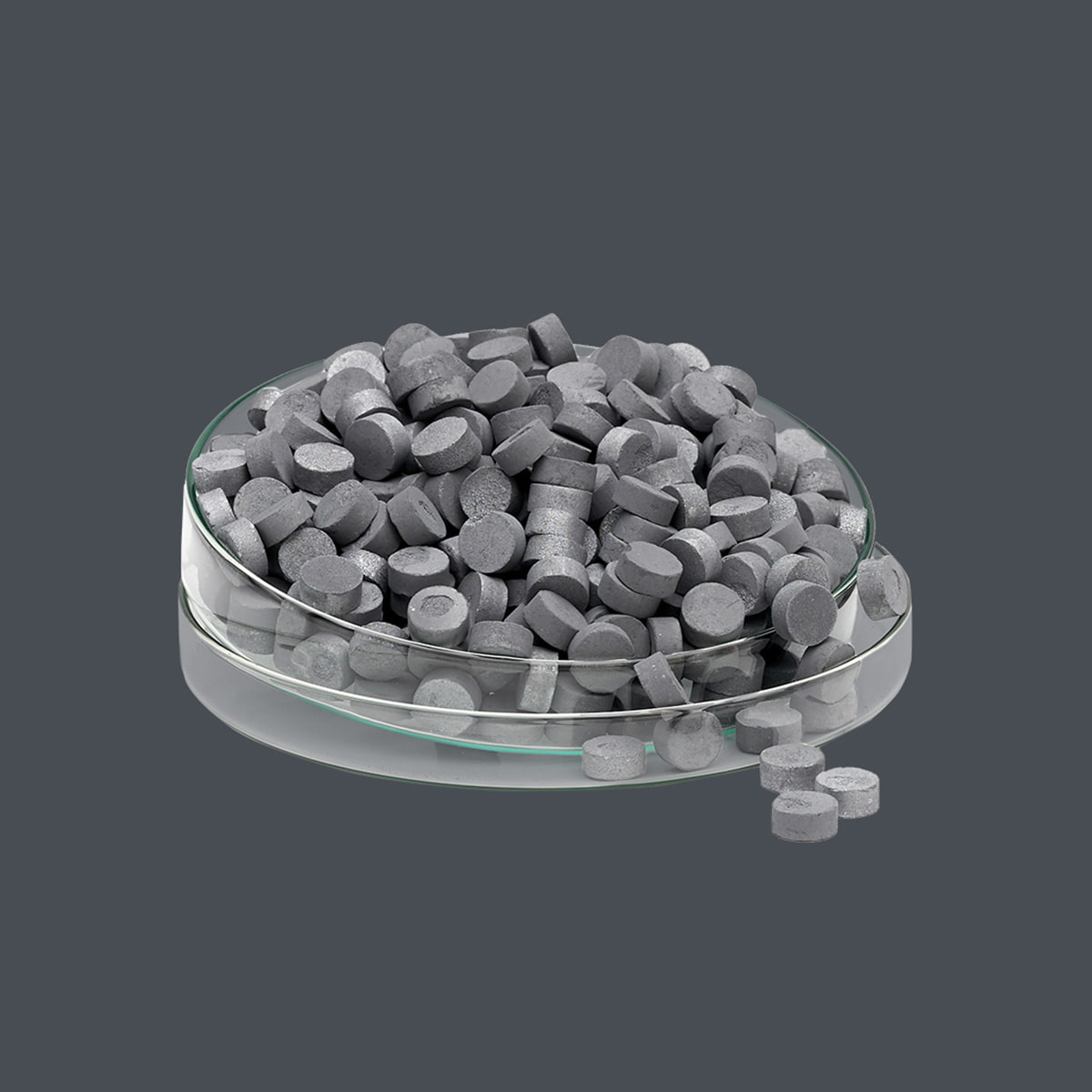 Technologiemetall Rhenium auf grauen Hintergrund