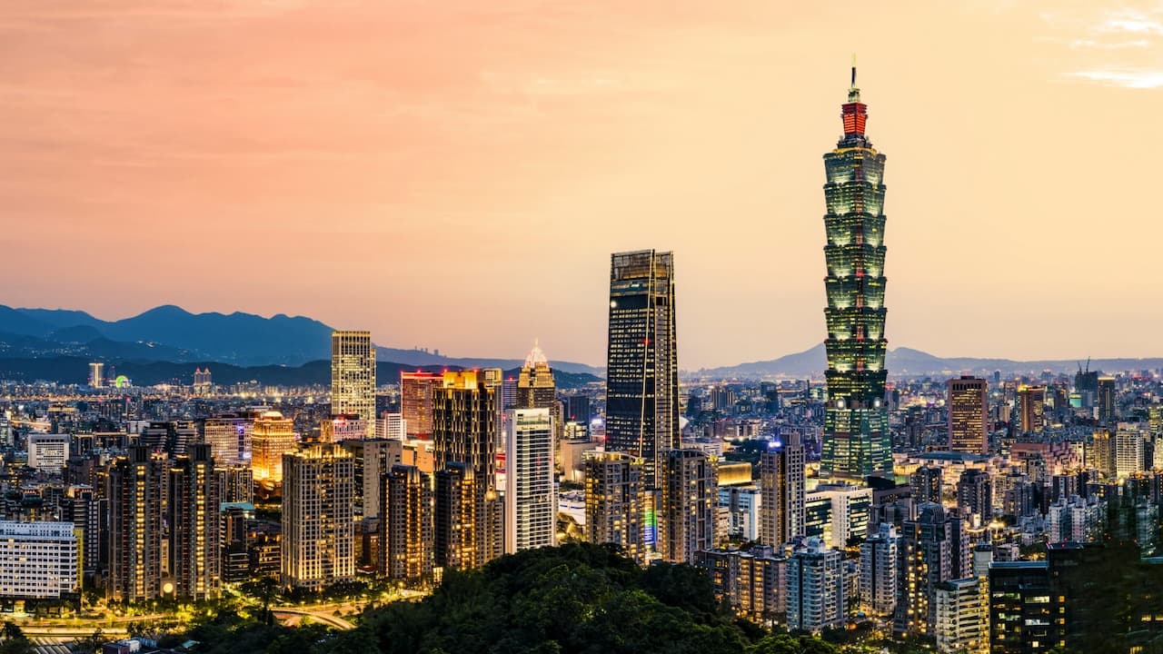 Blick von oben, atemberaubende Sicht auf die Taipei City Skyline beleuchtet bei einem schönen Sonnenuntergang. Panoramablick vom Berg Elephant, Taipei, Taiwan.